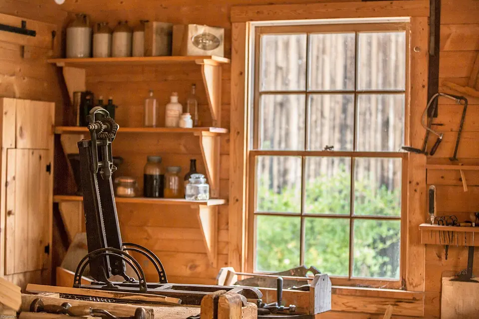 Atelier de menuiserie avec établis, machines et pièces de bois