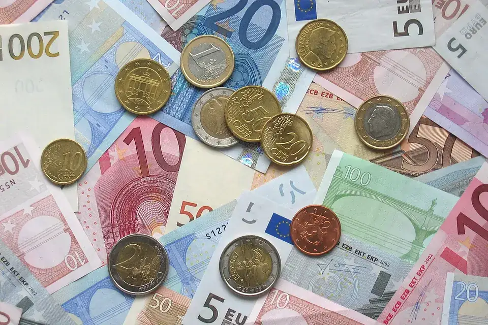 Billets et pièces en euros posés sur une table