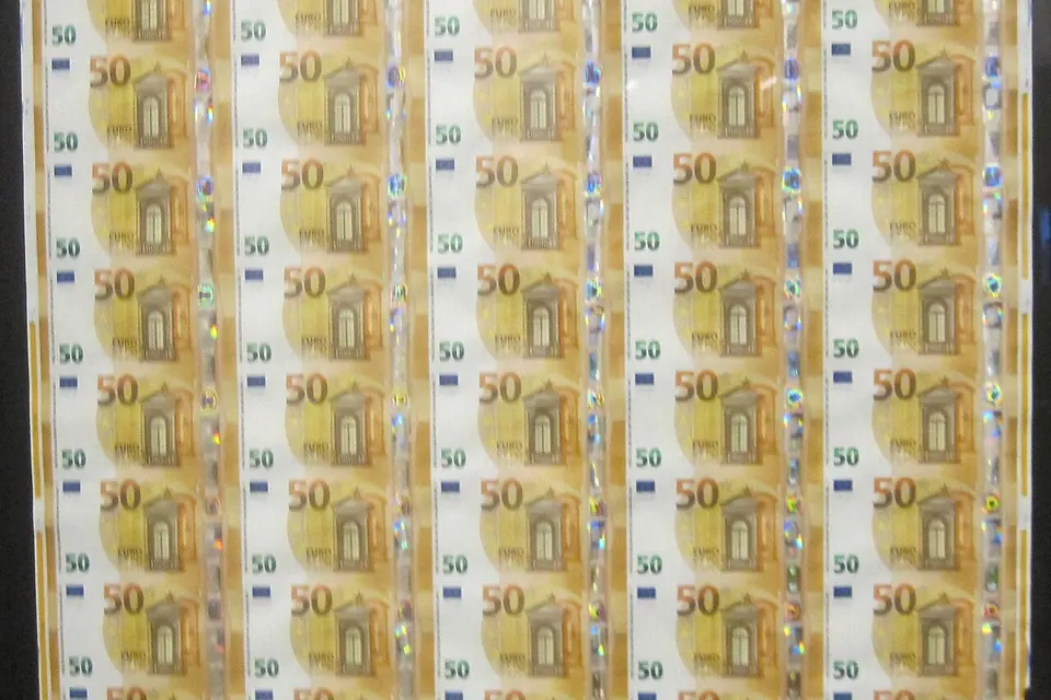 Planche de billets de 50 euros non découpés exposée sous verre