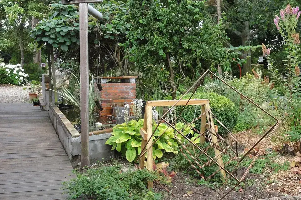 Allée en bois et massifs de plantes dans le jardin pédagogique d'un centre de formation horticole