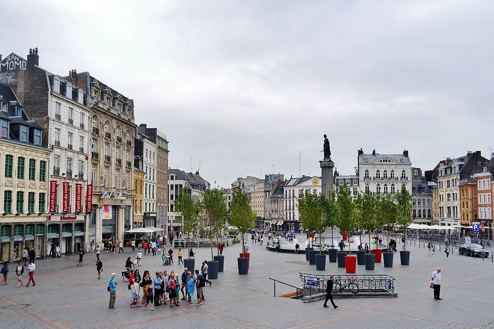 La Grand-Place de Lille avec ses façades flamandes et la colonne de la Déesse
